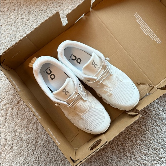 On Running White Sneakers Minimalist Design Everyday Wear - Picture 2 of 12